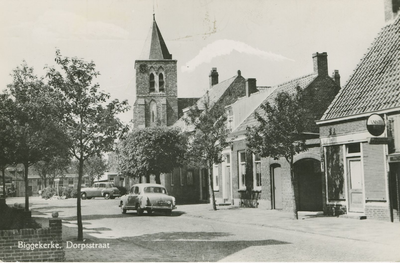 94-24 Biggekerke, Dorpsstraat. Gezicht op de Dorpsstraat en de Nederlandse Hervormde kerk te Biggekerke