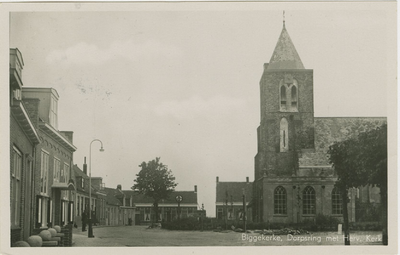 94-28 Biggekerke, Dorpsring met Herv. Kerk. Het Kerkplein met de Nederlandse Hervormde kerk te Biggekerke