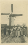 94-61 Acht kinderen in dracht bij de Brasser molen te Biggekerke