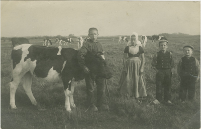 94-62 Een koeiewachter (een zoon van Piemont) en drie kinderen in dracht op 't Vroon te Klein Valkenisse