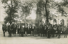 94-71 Ringrijders op het Kerkplein te Biggekerke. V.l.n.r. Jan Jacobse, Leunis Krijger, Abraham Melis, Willem de Voogd, ...