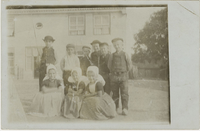 94-92 Een groep kinderen voor de pastorie te Biggekerke. Op de foto staan o.a. A. Harpe, A. Harpe en C. Zachariasse