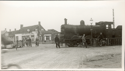 169-3 Een trein passeert een spoorwegovergang ergens in Zeeuws-Vlaanderen