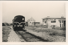 169-5 Een goederentrein passeert een station bij Hulst