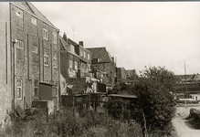210 Achterzijde van het pand van de firma A.J. Koeijers aan de Kinderdijk 34 en nabijgelegen woningen nabij het ...