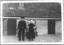240-4 Joannes Rentmeester Mz (1872-1957) en zijn vrouw Maria Priem Pdr (1875-1956), in Zuid-Bevelandse, katholieke ...