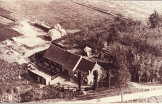 249-2 De boerderij van de familie Van Eijkeren aan de Kamerpolderdijk te Oudelande vanuit de lucht