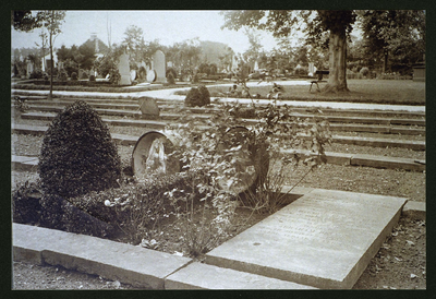 285 Gezicht op de Algemene Begraafplaats te Zierikzee, met rechts op de voorgrond het graf, waarin de ...