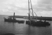 286 Berging van een Duits jachtvliegtuig, een Bf-109 van de Luftwaffe, vermoedelijk neergestort in de Noordzee, hangend ...
