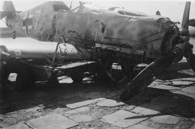 287 Duits jachtvliegtuig, een Messerschmitt Bf-109 van de Luftwaffe, aan landgebracht op de kade van het marineterrein ...