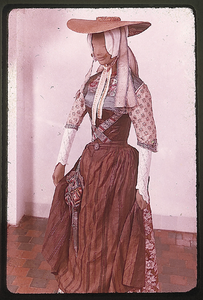 288-1 Pop in Walcherse klederdracht (vrouw) in het Zeeuws Museum te Middelburg