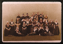 288-4 Groepsfoto van vrouwen in Zeeuwse klederdracht, voorgesteld aan prinses Wilhelmina en koningin Emma tijdens hun ...