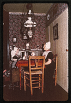 288-5 Interieur van een keuken in een boerderij op Walcheren, met poppen (vrouw en kind) in klederdracht, in het Zeeuws ...