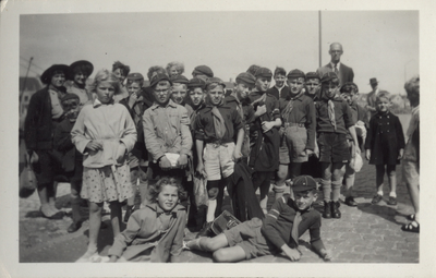 418-1 Padvinders van de Katholieke Verkenners O.L. Vrouw van de Polder te Middelburg staan klaar voor vertrek naar een ...