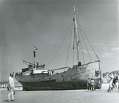 487 De Nederlandse kustvaarder 'Pax' op het strand van Westkapelle met voorbijgangers