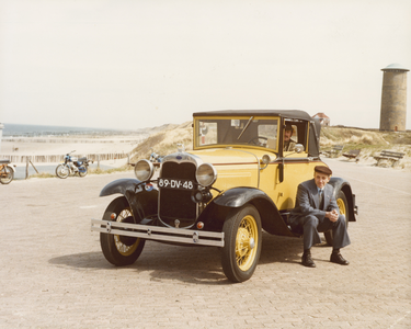 489-1 Een oldtimer op het duin voor het strand van Domburg tijdens een Oldtimertocht met chauffeur en man op treeplank