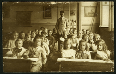 595 Derde klas van een school in Zierikzee, waarop o.a. afgebeeld Jan Mallander (geboren 31 juli 1909) en Gat van Westen