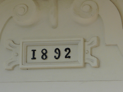 820-13 Middelburg. Loskade 19. Hotel Le Beau Rivage. Gevelsteen met datering. Gebouwd ca. 1892, ontworpen door J.A. ...