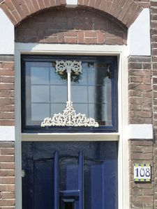 838-007 Middelburg. Herengracht 108. Deur en bovenlicht met levensboom