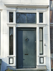 838-040 Middelburg. Herengracht 42. Woonhuis 'De Groote Bruynvisch'. Deur en bovenlicht
