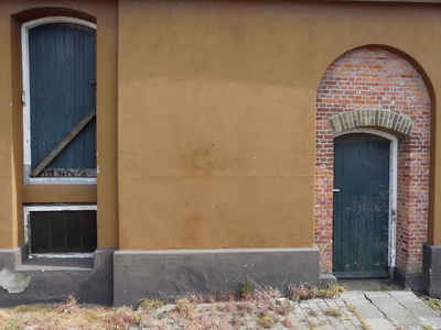 838-099 Middelburg. Siloweg. Toegangsdeur in de muur van de in 1889 gebouwde silo, zichtbaar achter de nieuwe muurbekledingen