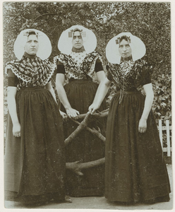 842-2 Links Maatje Ferdinandusse (Wemeldinge 1880; 1950) met haar zussen Jannetje en Johanna