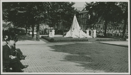 870-2 Middelburg. Damplein. Onthulling van het monument gewijd aan koningin Emma. Danseressen staan klaar om het ...