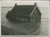 875 Onder water staand woonhuis aan de Staartsedijk 1 te Driewegen tijdens de Watersnoodramp