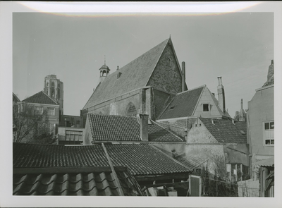 888-31 Middelburg. Gasthuiskerk achterzijde. Op achtergrond de restanten van de Lange Jan