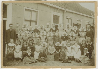894-13 Nieuw- en Sint Joosland. Klassenfoto lagere school. Tweede klas