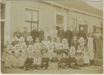 894-14 Nieuw- en Sint Joosland. Klassenfoto lagere school. Vierde klas. Helma Catz 3e rij, 4e van rechts (zonder ...