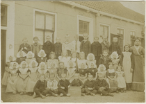 894-14 Nieuw- en Sint Joosland. Klassenfoto lagere school. Vierde klas. Helma Catz 3e rij, 4e van rechts (zonder ...
