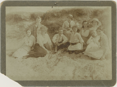 894-16 Helma Catz (4e van rechts) en Irma Catz (5e van rechts) aan het strand