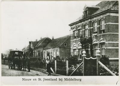 894-8 Nieuw- en Sint Joosland. Postweg. Het doktershuis, met een hoog boven de voordeur het balkonkammertje van Helma ...