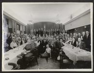 905 Foto van een bijeenkomst van bakkers in West-Zeeuws-Vlaanderen, vermoedelijk in Oostburg. Met aan de rechtertafel ...