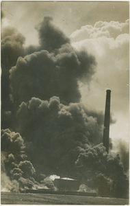 910-4-1 Op vrijdagnacht 25-07-1924 rond 2.00 uur breekt brand uit in een met 1500 ton ruwe petroleum gevulde tank van ...