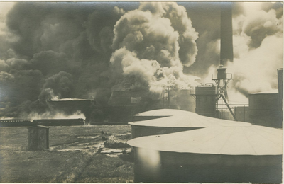 910-4-3 Op vrijdagnacht 25-07-1924 rond 2.00 uur breekt brand uit in een met 1500 ton ruwe petroleum gevulde tank van ...