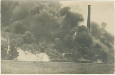 910-4-4 Op vrijdagnacht 25-07-1924 rond 2.00 uur breekt brand uit in een met 1500 ton ruwe petroleum gevulde tank van ...