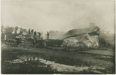 910-4-5 Op vrijdagnacht 25-07-1924 rond 2.00 uur breekt brand uit in een met 1500 ton ruwe petroleum gevulde tank van ...