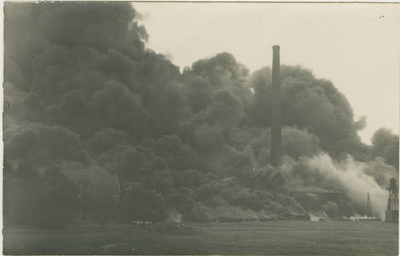 910-4-6 Op vrijdagnacht 25-07-1924 rond 2.00 uur breekt brand uit in een met 1500 ton ruwe petroleum gevulde tank van ...