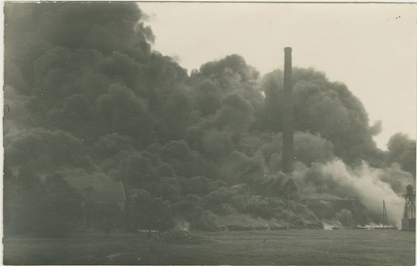 910-4-6 Op vrijdagnacht 25-07-1924 rond 2.00 uur breekt brand uit in een met 1500 ton ruwe petroleum gevulde tank van ...