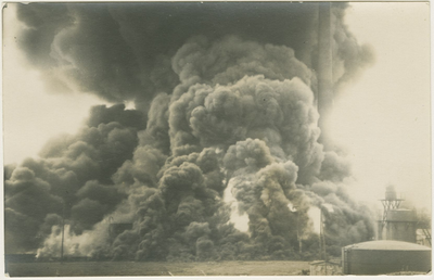 910-4-7 Op vrijdagnacht 25-07-1924 rond 2.00 uur breekt brand uit in een met 1500 ton ruwe petroleum gevulde tank van ...