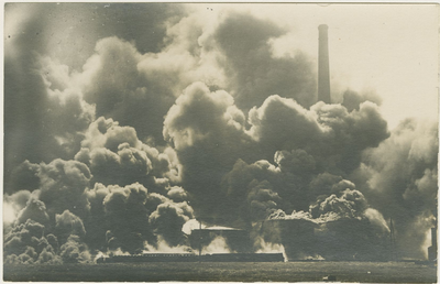 910-4-8 Op vrijdagnacht 25-07-1924 rond 2.00 uur breekt brand uit in een met 1500 ton ruwe petroleum gevulde tank van ...