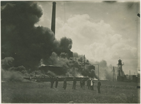910-4-9 Op vrijdagnacht 25-07-1924 rond 2.00 uur breekt brand uit in een met 1500 ton ruwe petroleum gevulde tank van ...