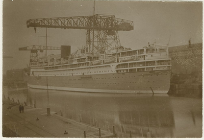 910-5-1 Vlissingen. Ms Dempo. Het eerste grote passagiersschip dat bij De Schelde in Vlissingen van de helling liep. ...