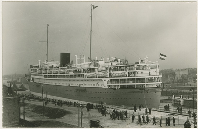 910-5-3 Vlissingen. Ms Dempo. Het eerste grote passagiersschip dat bij De Schelde in Vlissingen van de helling liep. ...