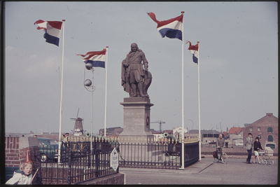 916-4 Vlissingen. Boulevard De Ruyter. Standbeeld van Michiel de Ruyter. Het gietijzeren standbeeld uit 1841 is van de ...