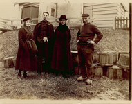 102-8 [8]. J.F. Weijnman in uniform, Helena Christina en M.L.A. Wagtho op bezoek bij de oesterkwekerij te Tholen, 2 jan. 1920
