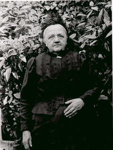 102-9 [9]. Wilhelmina Boutens-de Veij, echtgenote van P.C. Boutens, in de tuin van het huis Segeersstraat H 92 te ...