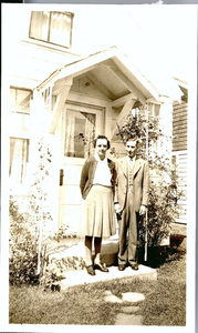 105-1 [1]. Sarah Johnson-de Die en Kay Johnson voor hun huis aan de Blossom Road, Newark (New York)